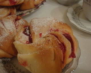 Постные булочки с клюквенным джемом