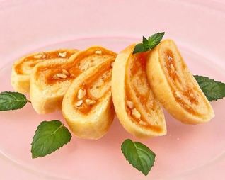 Рулет с джемом и орехами