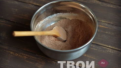 шоколадный рулет с клюквенным джемом и шоколадным ганашем