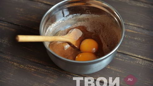 шоколадный рулет с клюквенным джемом и шоколадным ганашем