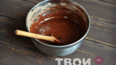 шоколадный рулет с клюквенным джемом и шоколадным ганашем