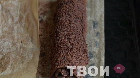 шоколадный рулет с клюквенным джемом и шоколадным ганашем
