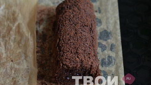 шоколадный рулет с клюквенным джемом и шоколадным ганашем