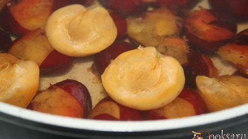 компот из алычи, абрикос и летних ягод