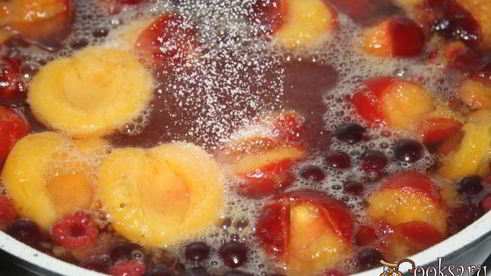 компот из алычи, абрикос и летних ягод