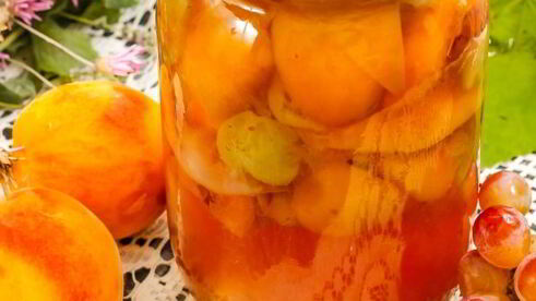 компот из персиков и винограда на зиму