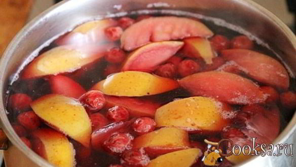 Рецепт Компота из вишни и яблок на зиму