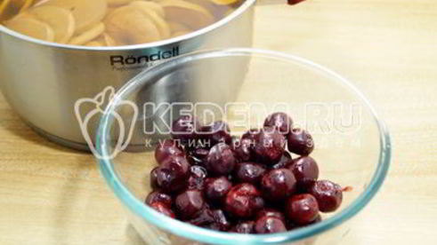 компот из вишни и яблок