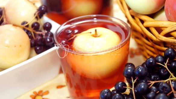 Рецепт Компота из яблок и черноплодной рябины