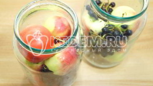 компот из яблок и черноплодной рябины