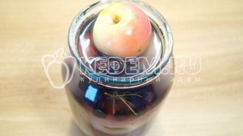 компот из яблок и черноплодной рябины