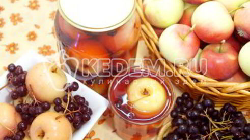 компот из яблок и черноплодной рябины