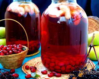 Компот из яблок, кизила и бузины