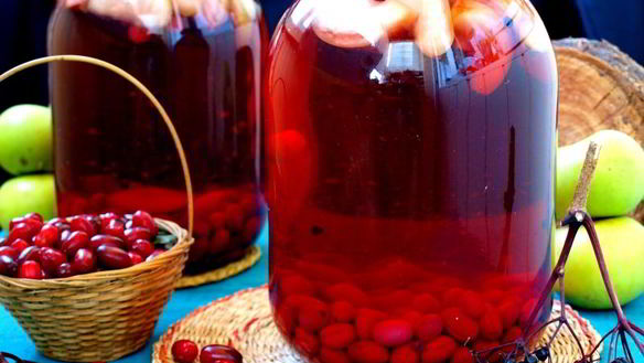 Рецепт Компота из яблок, кизила и бузины