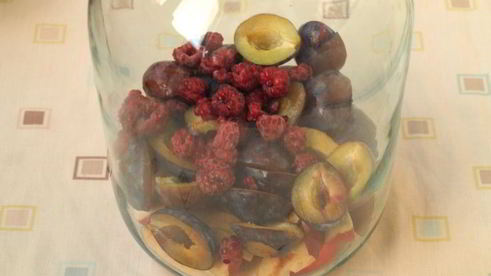 компот из яблок, слив и малины на зиму