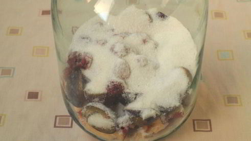 компот из яблок, слив и малины на зиму