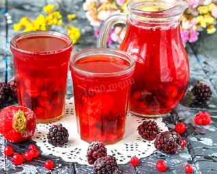 Компот из замороженных ягод клубники, ежевики, брусники