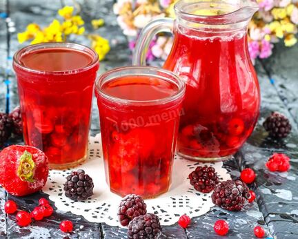 Компот из замороженных ягод клубники, ежевики, брусники