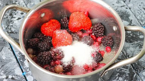 компот из замороженных ягод клубники, ежевики, брусники