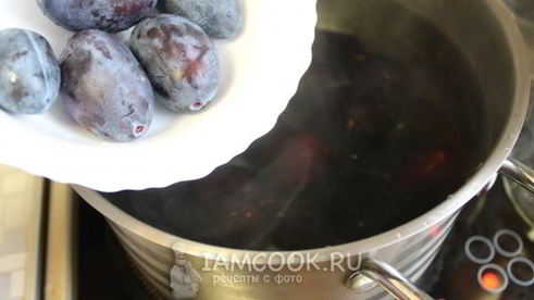 сливовый компот с косточками на зиму