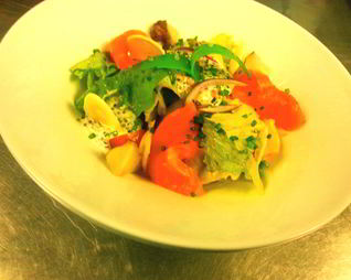 Листья салатов с маринованной неркой и сметанной заправкой