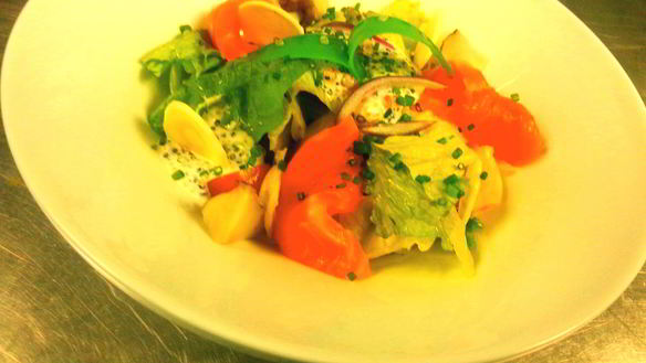 Рецепт Листьев салатов с маринованной неркой и сметанной заправкой