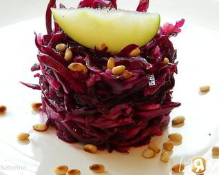 Маринованая капуста с яблоками и кедровыми орехами