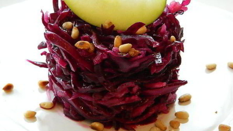 Рецепт маринованой капусты с яблоками и кедровыми орехами