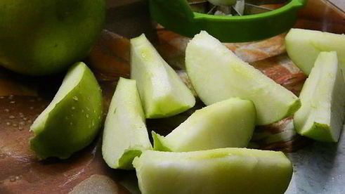 маринованая капуста с яблоками и кедровыми орехами