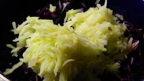 маринованая капуста с яблоками и кедровыми орехами