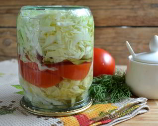 Маринованная капуста с помидорами