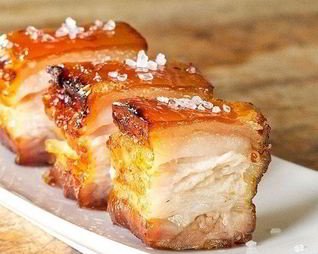 Маринованное с чесноком и специями сало, запеченное в духовке