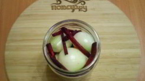 маринованный лук со свеклой на зиму