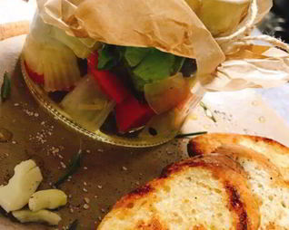 Маринованные овощи на хрустящем багете