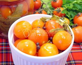 Маринованные помидоры черри с петрушкой