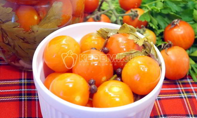 Маринованные помидоры черри с петрушкой