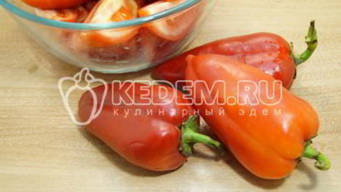 маринованные помидоры половинками с болгарским перцем
