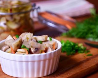 Маринованные шампиньоны с овощами