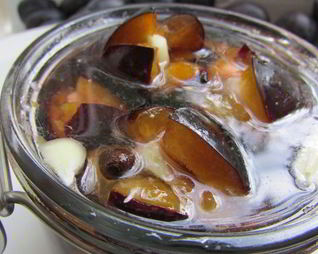 Сливы, маринованные с чесноком