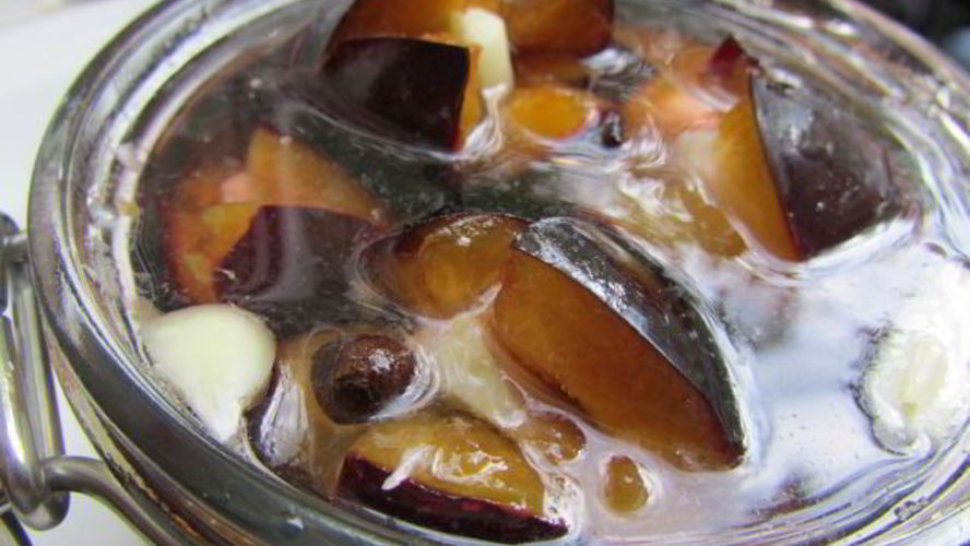 Рецепт слив, маринованных с чесноком
