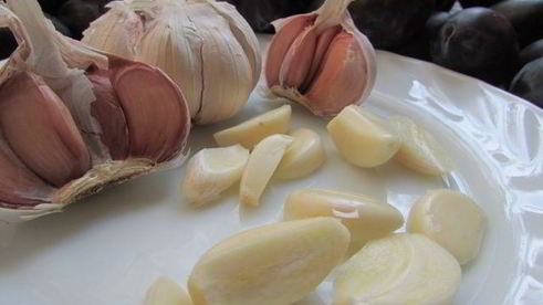 сливы, маринованные с чесноком