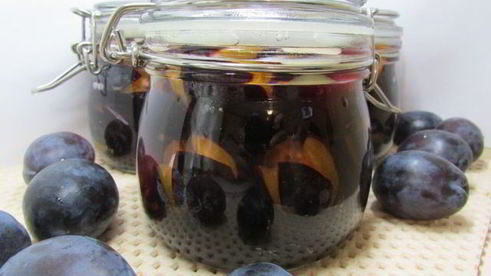 сливы, маринованные с чесноком