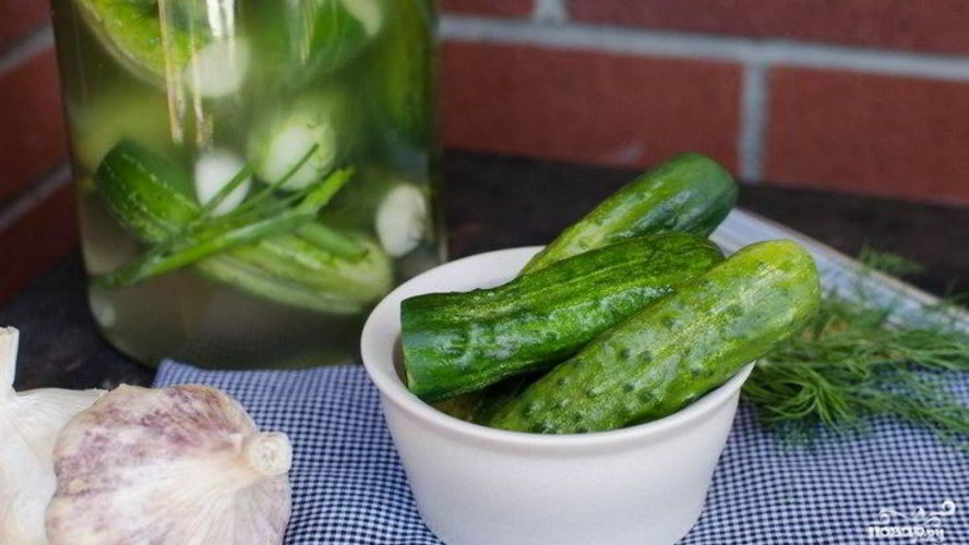 Рецепт быстрых малосольных огурцов в банке