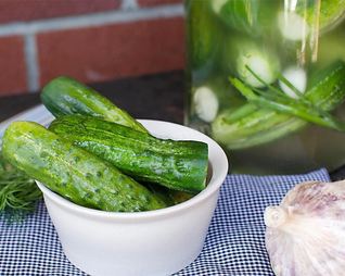 Малосольные огурцы с горчицей