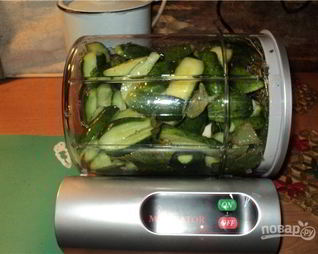 Малосольные огурцы в маринаторе