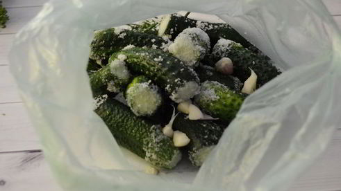 малосольные огурцы в пакете