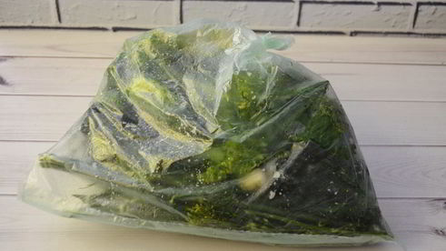 малосольные огурцы в пакете