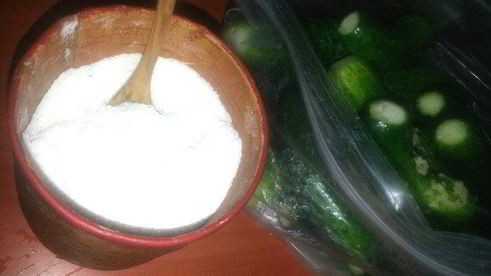 малосольные огурцы всухую