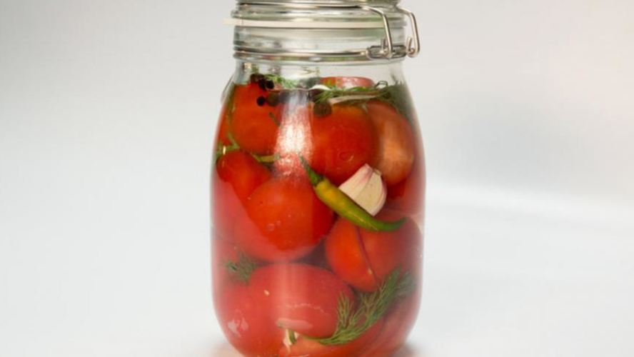 Рецепт малосольных томатов с перцем чили