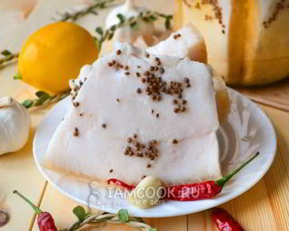 Сало в рассоле в банке